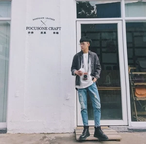 Đứng cùng ly cafe